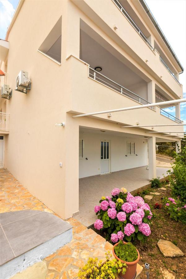 Apartment Ante Ražanj Buitenkant foto