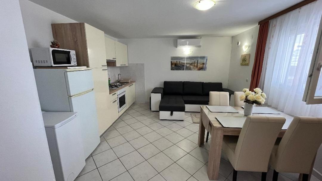 Apartment Ante Ražanj Buitenkant foto