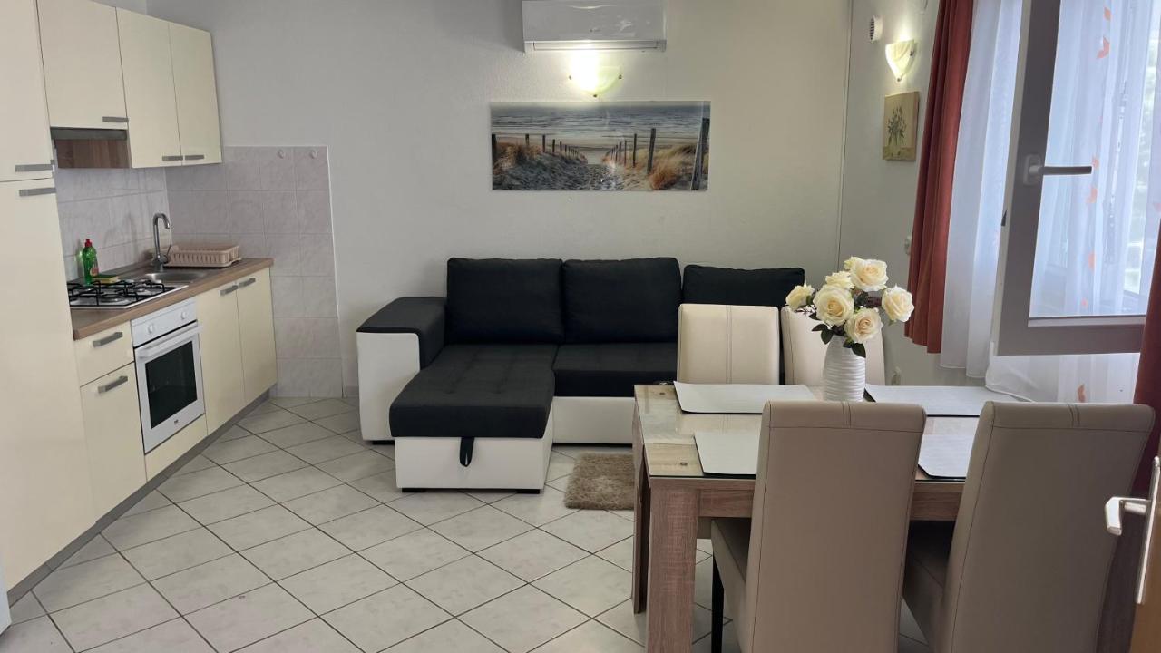 Apartment Ante Ražanj Buitenkant foto