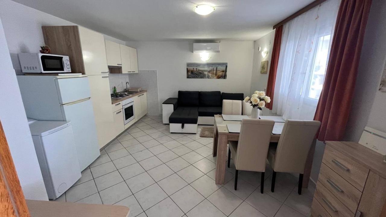 Apartment Ante Ražanj Buitenkant foto
